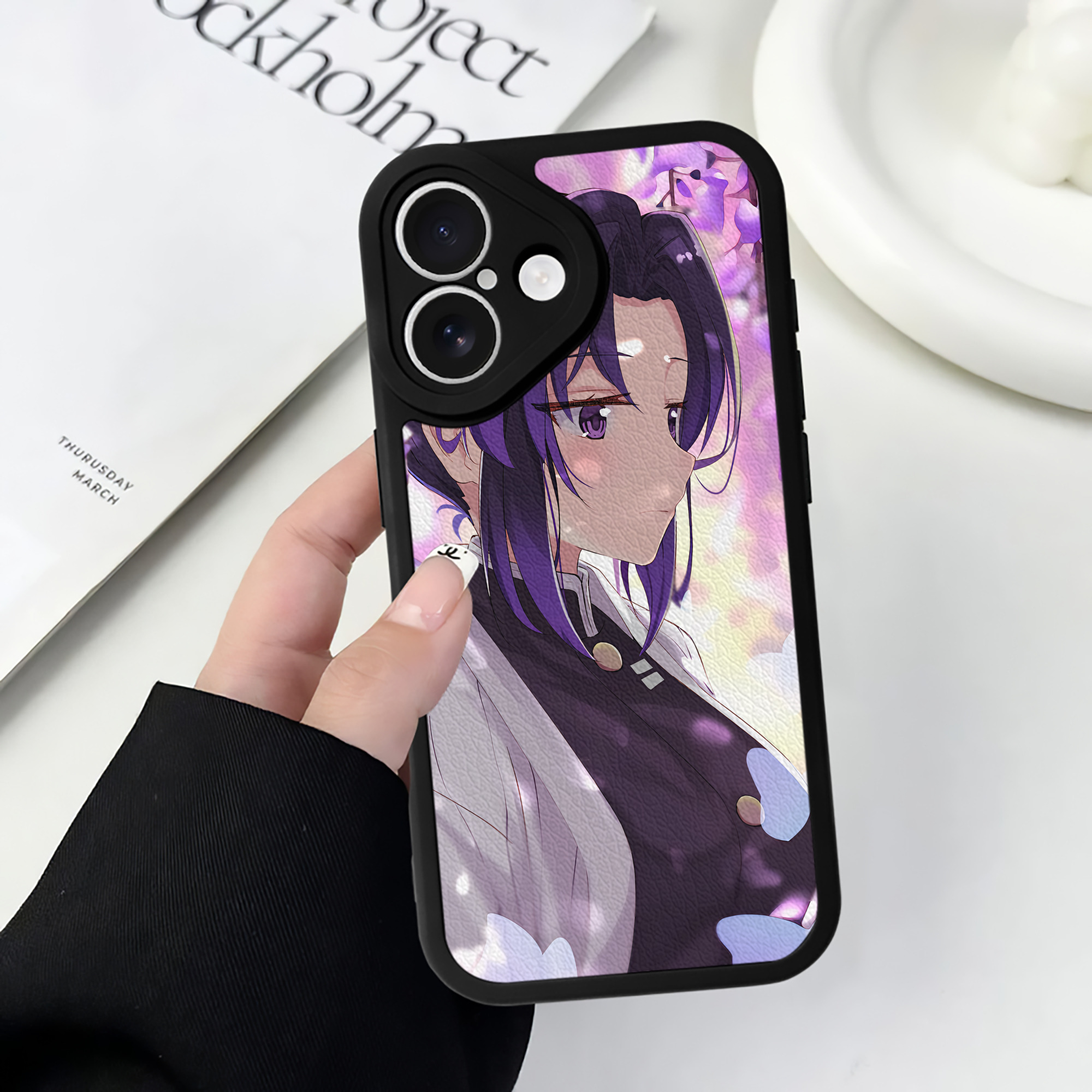 （画像用） 鬼滅の刃（きめつのやいば）蟲柱-胡蝶 しのぶ／こちょう しのぶ Kochou Shinobu 【iPhone 16シリーズ対応】シリコンスマホケース（レザー調） 材質：シリコン